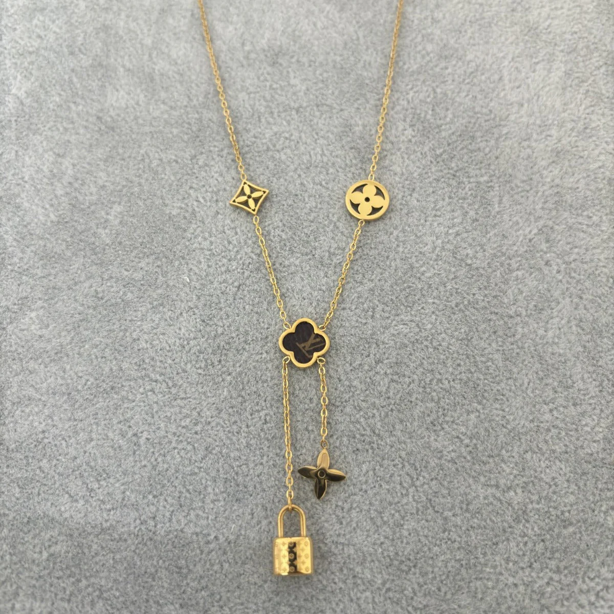 AURENA® CLOVER CHARM NECKLACE - Image 3