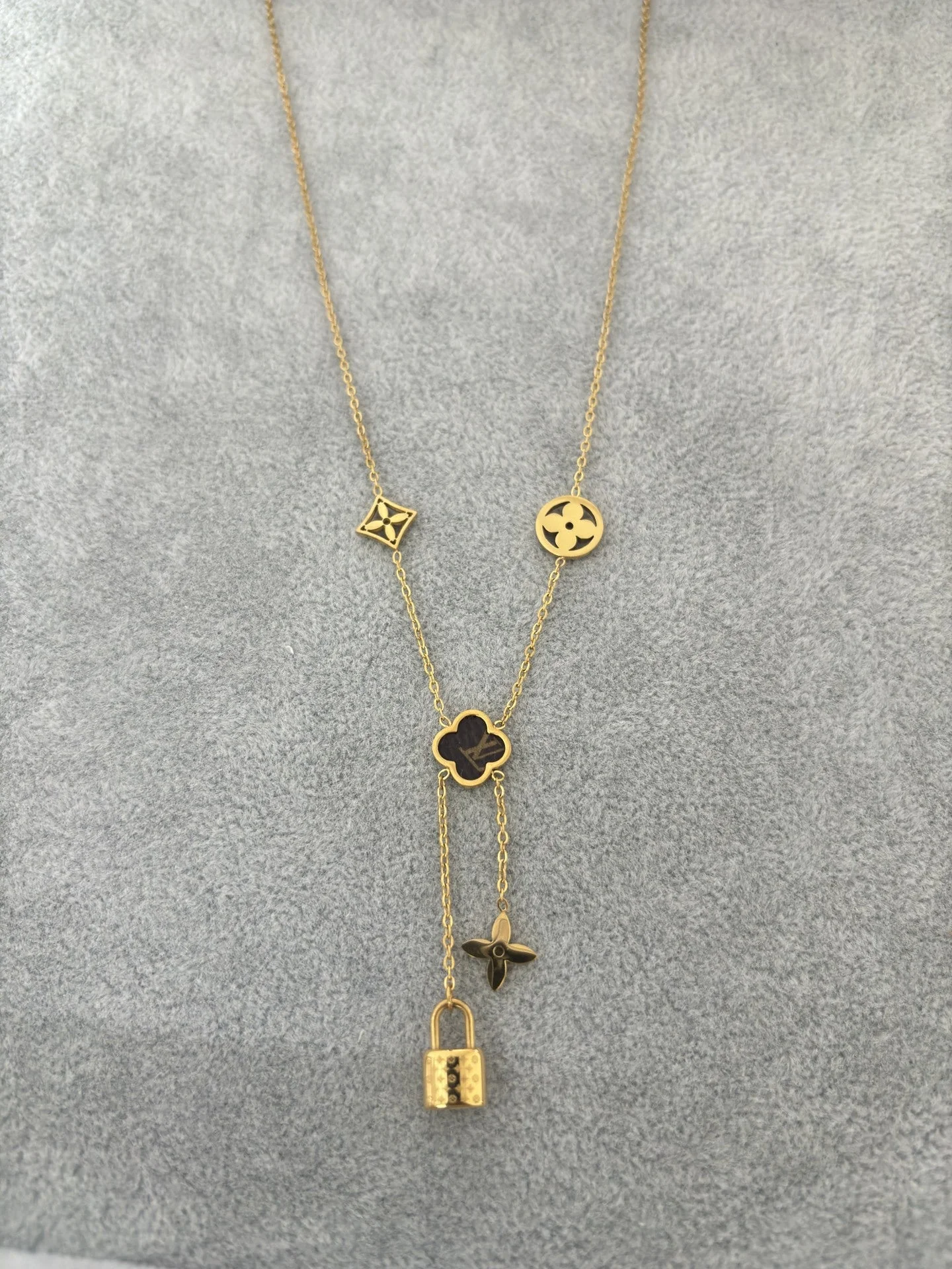 AURENA® CLOVER CHARM NECKLACE - Image 6