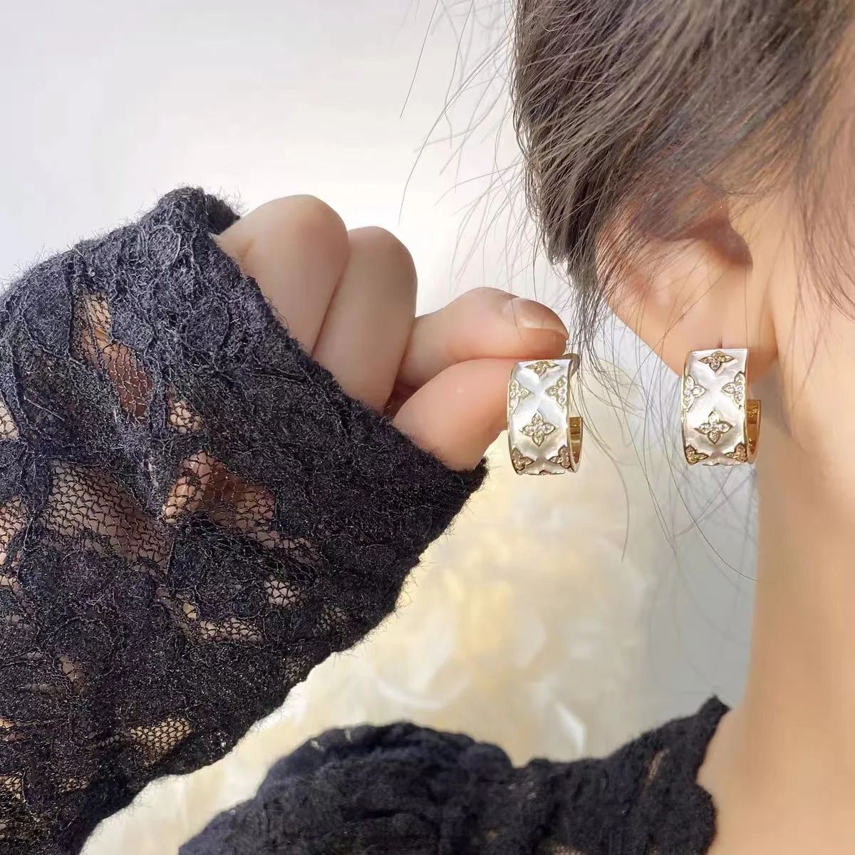 FOUR-LEAF CLOVER EARRINGS + RINGS - Image 6