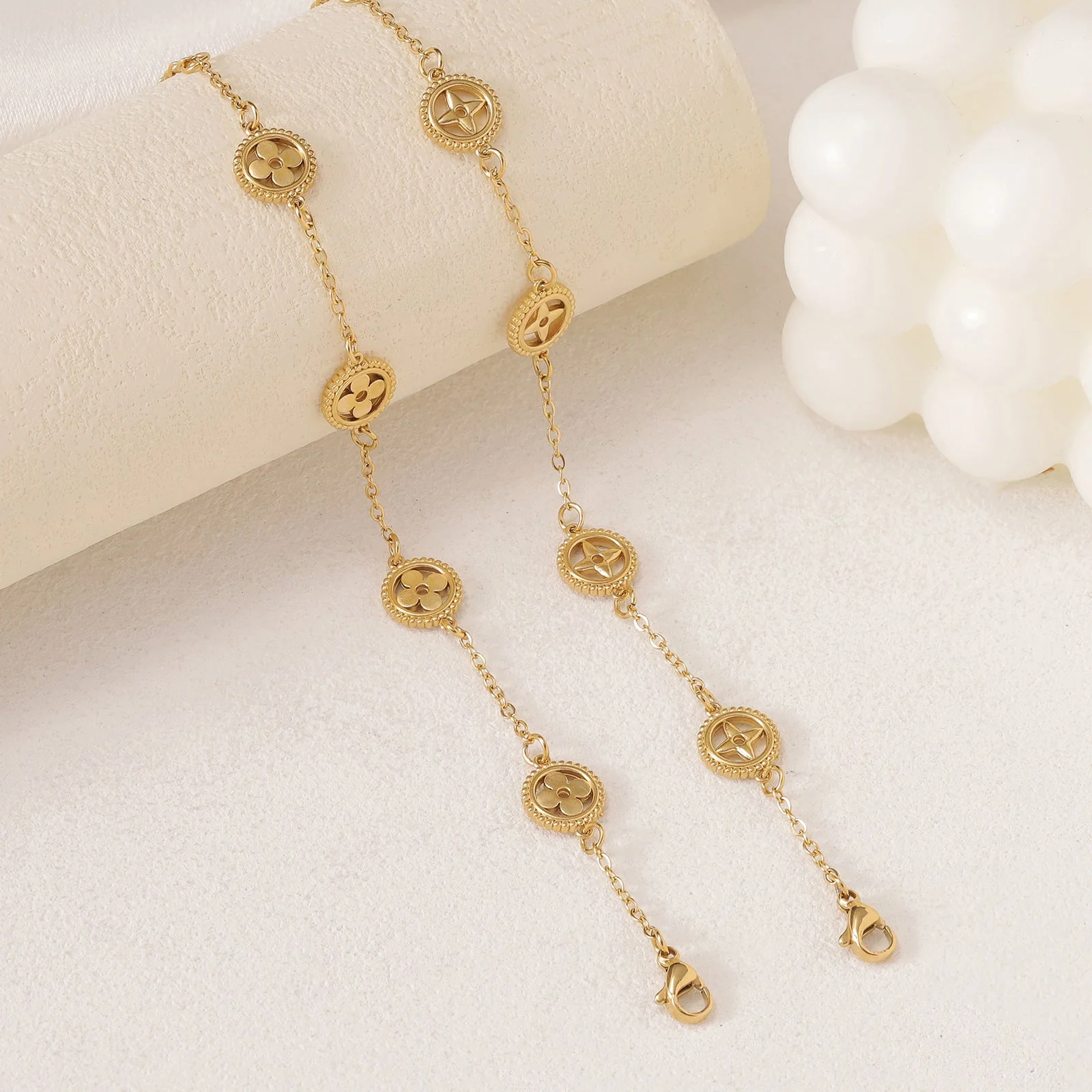 AURENA® HOLLOW CLOVER BRACELET