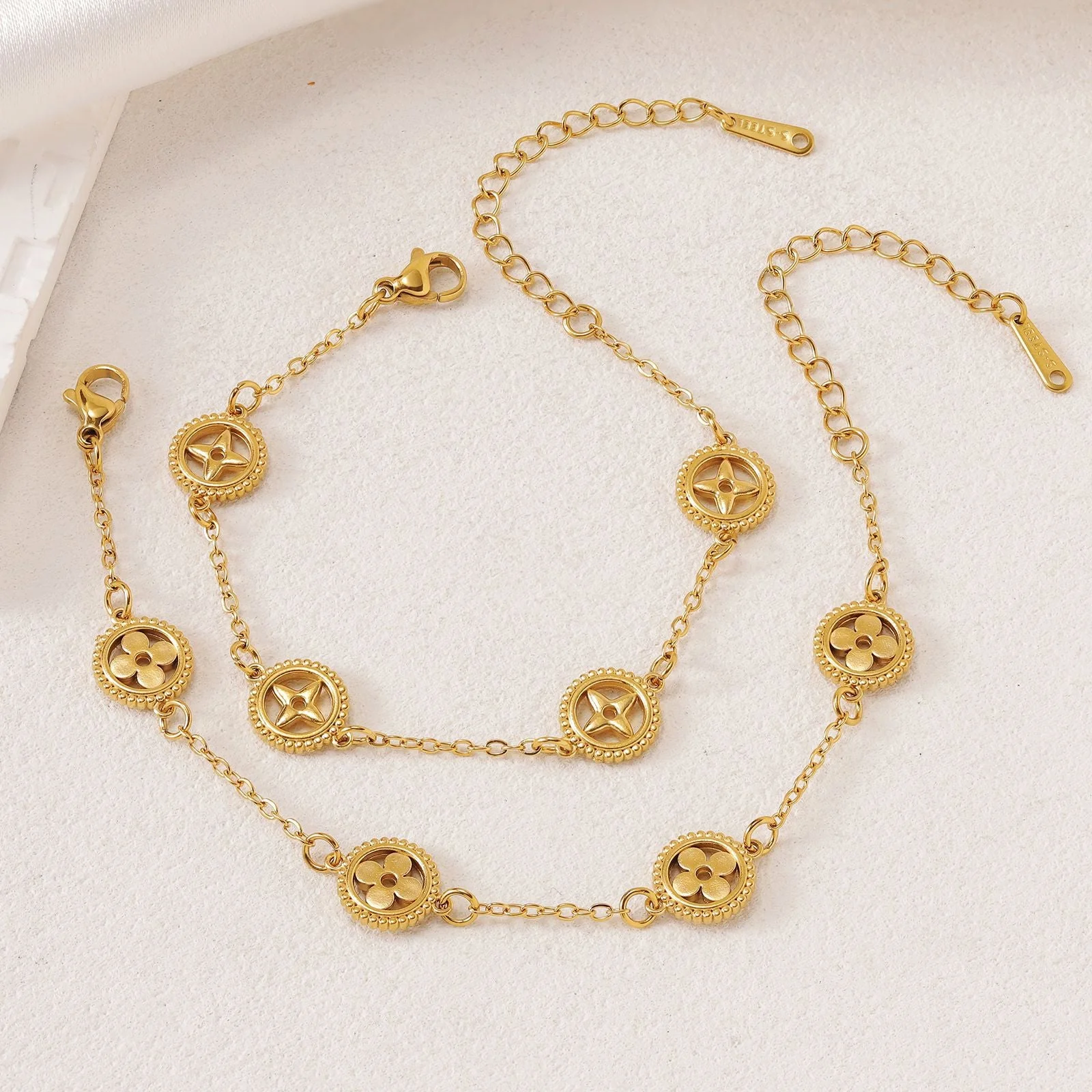 AURENA® HOLLOW CLOVER BRACELET - Image 2