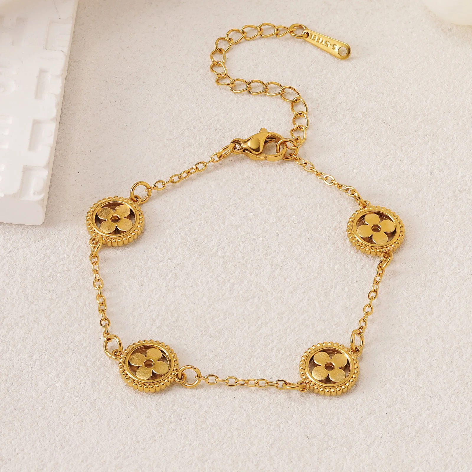 AURENA® HOLLOW CLOVER BRACELET - Image 3