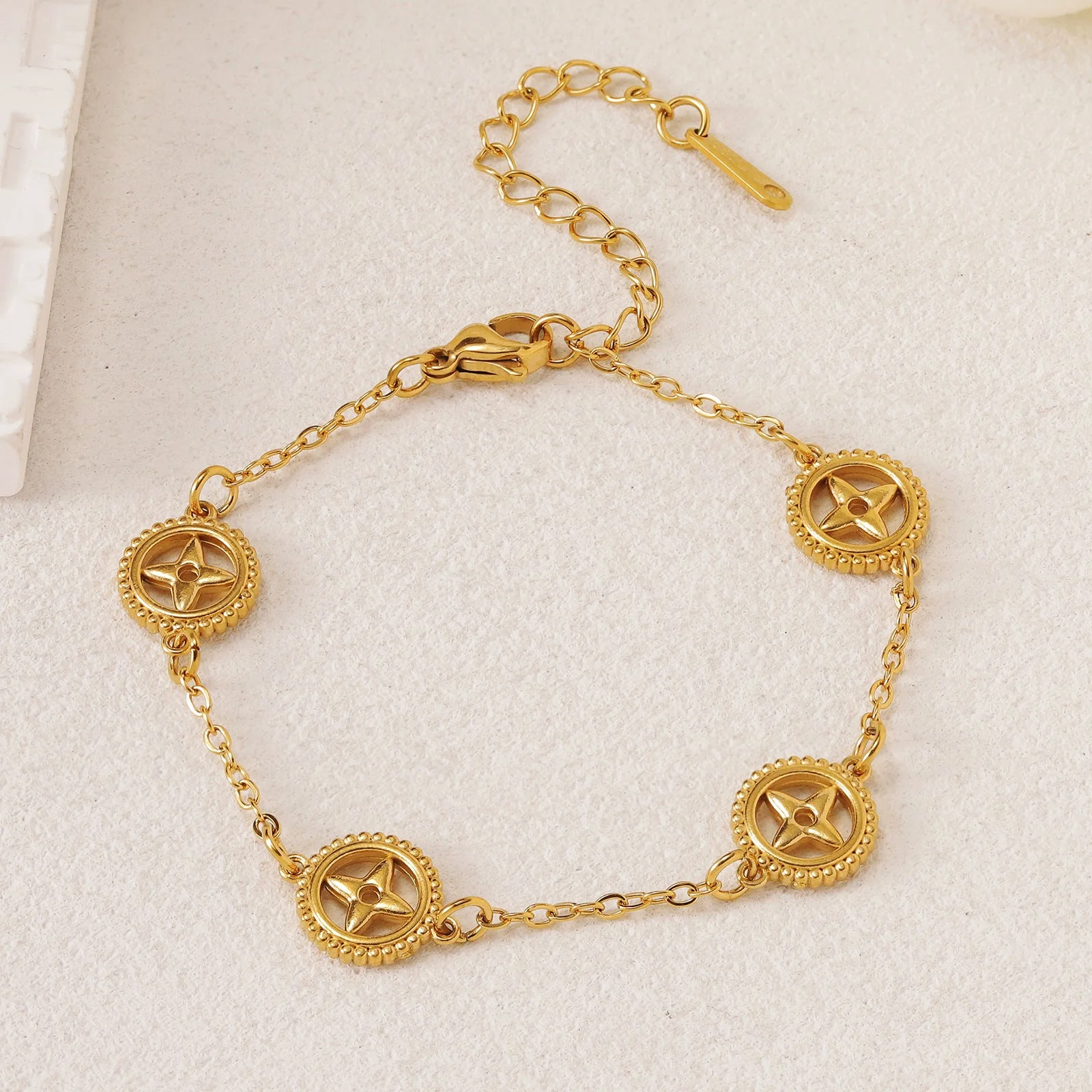 AURENA® HOLLOW CLOVER BRACELET - Image 4