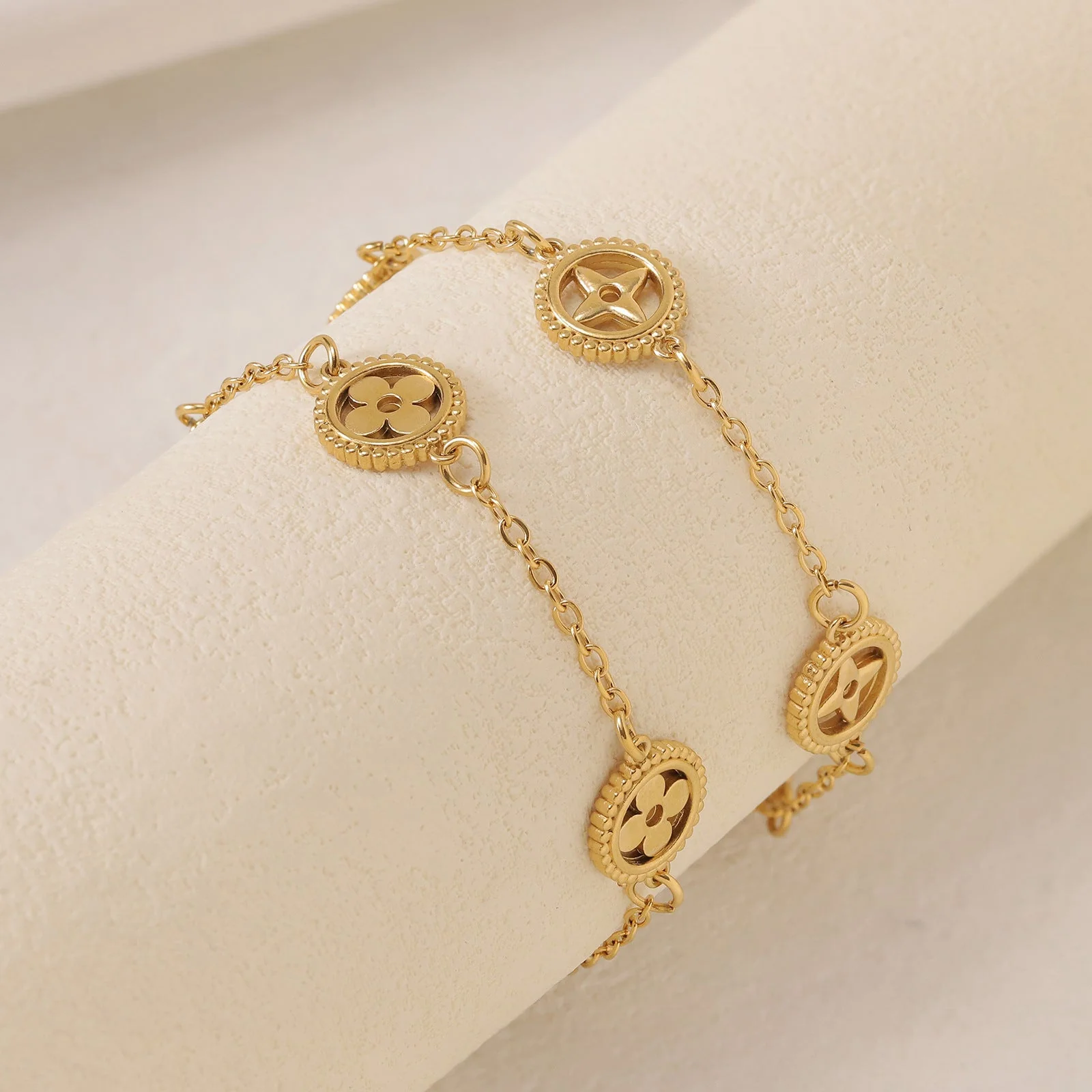AURENA® HOLLOW CLOVER BRACELET - Image 5