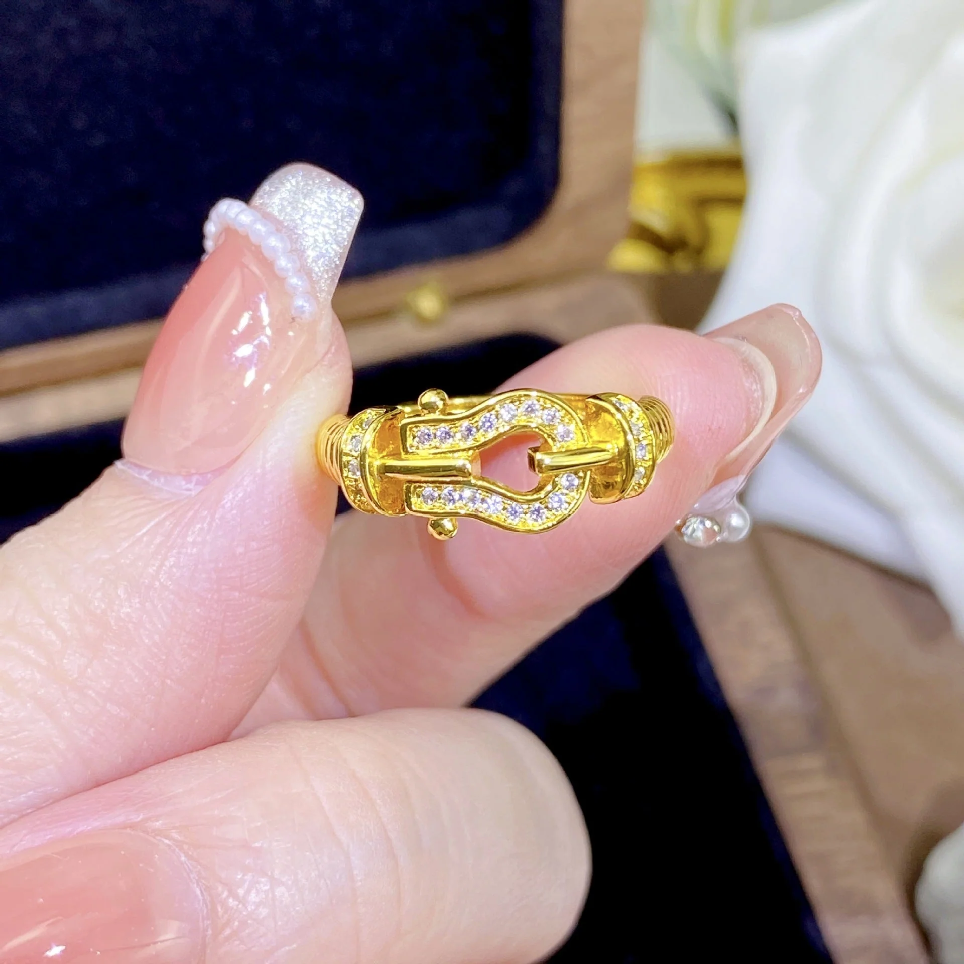 AURENA® PAVÉ HORSEBIT TWISTED RING