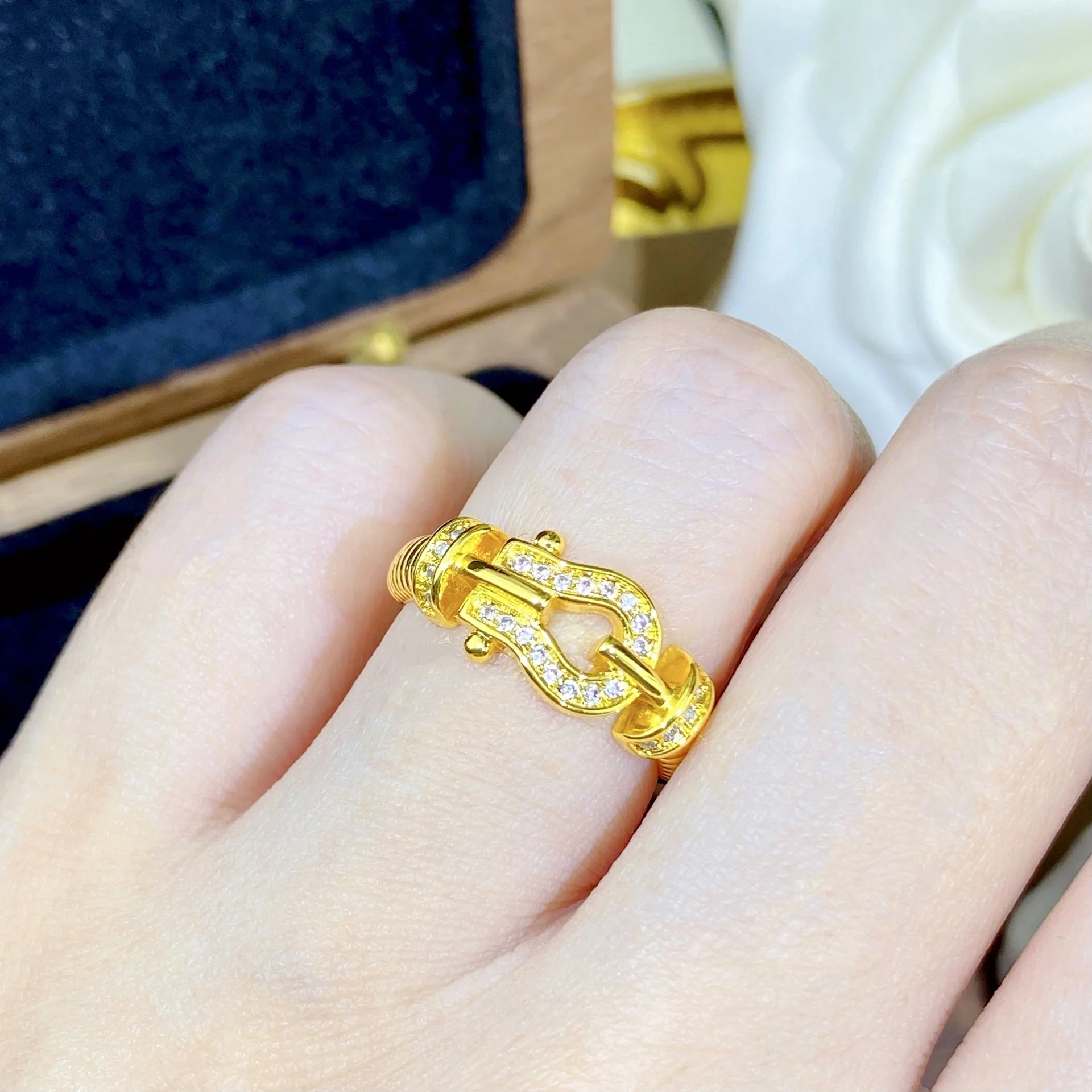AURENA® PAVÉ HORSEBIT TWISTED RING - Image 3
