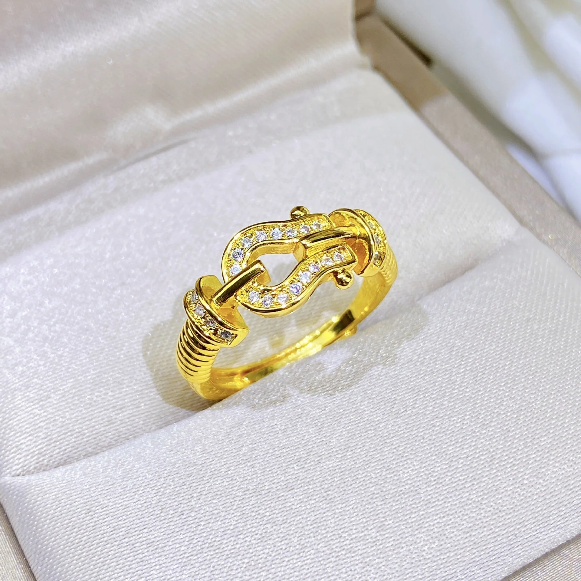 AURENA® PAVÉ HORSEBIT TWISTED RING - Image 4