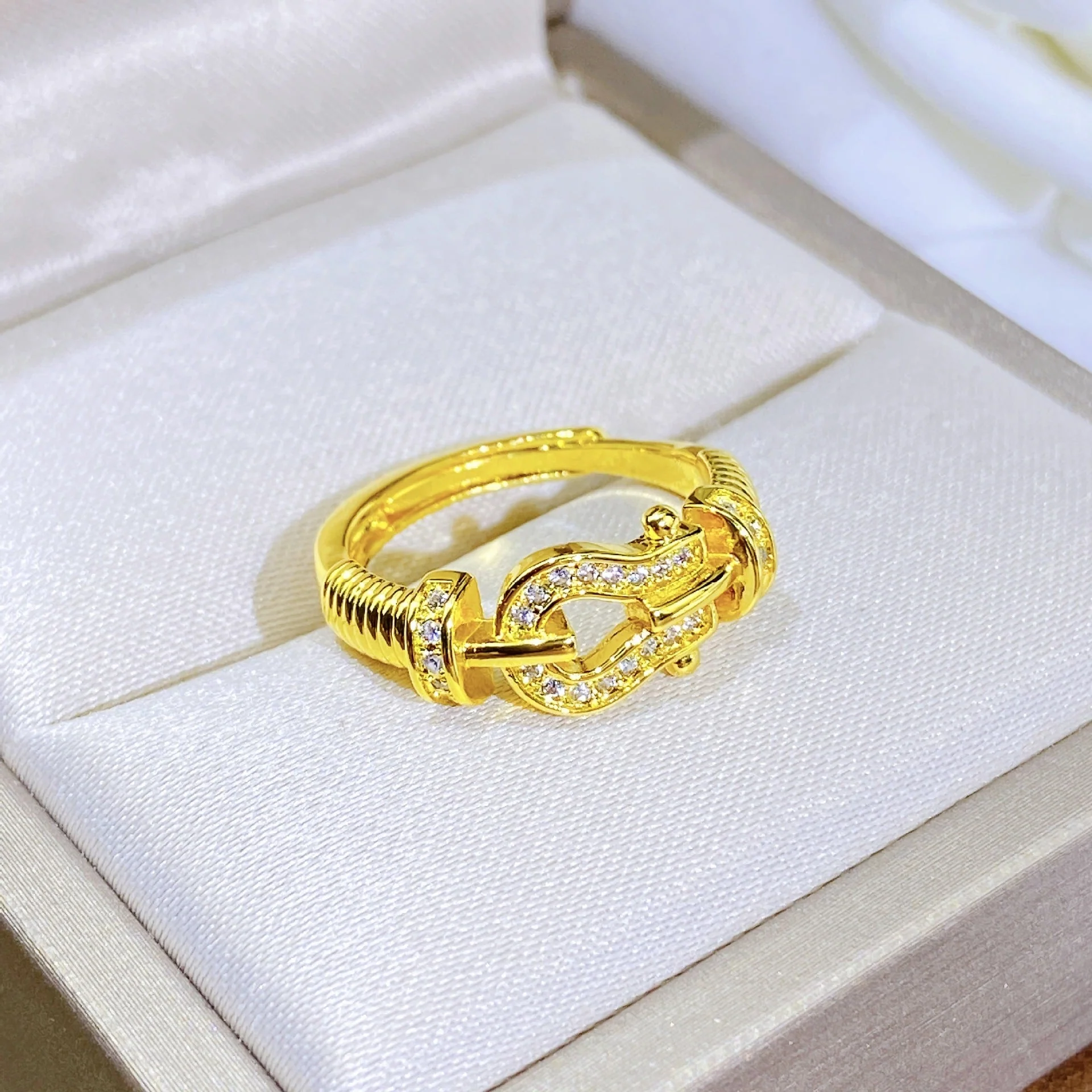 AURENA® PAVÉ HORSEBIT TWISTED RING - Image 6