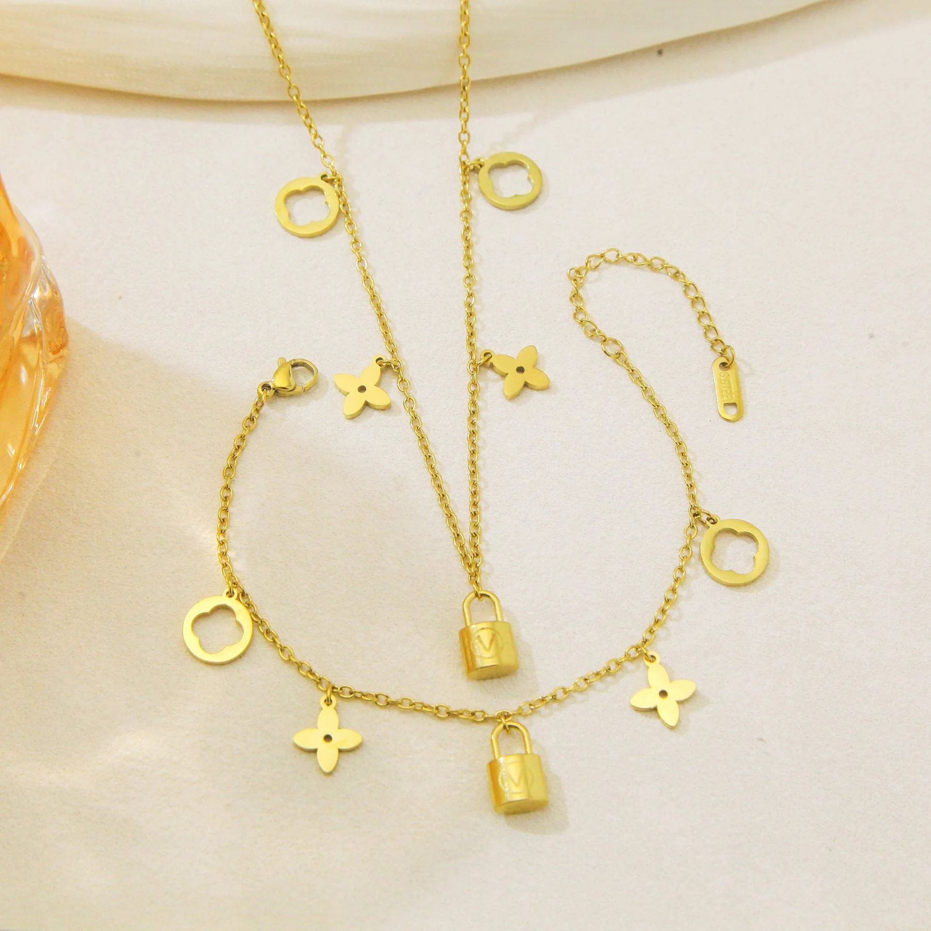 AURENA® V CHARM SET