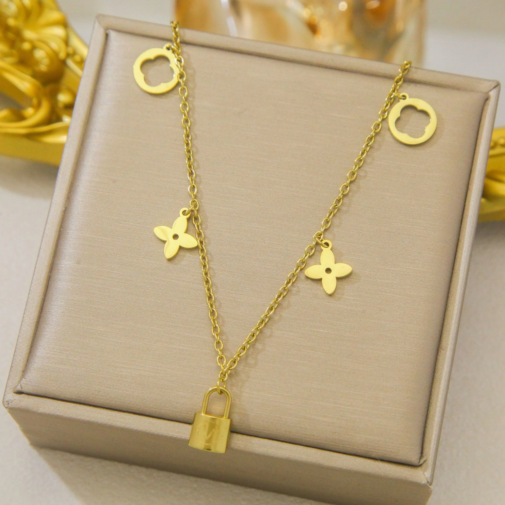 AURENA® V CHARM SET - Image 2