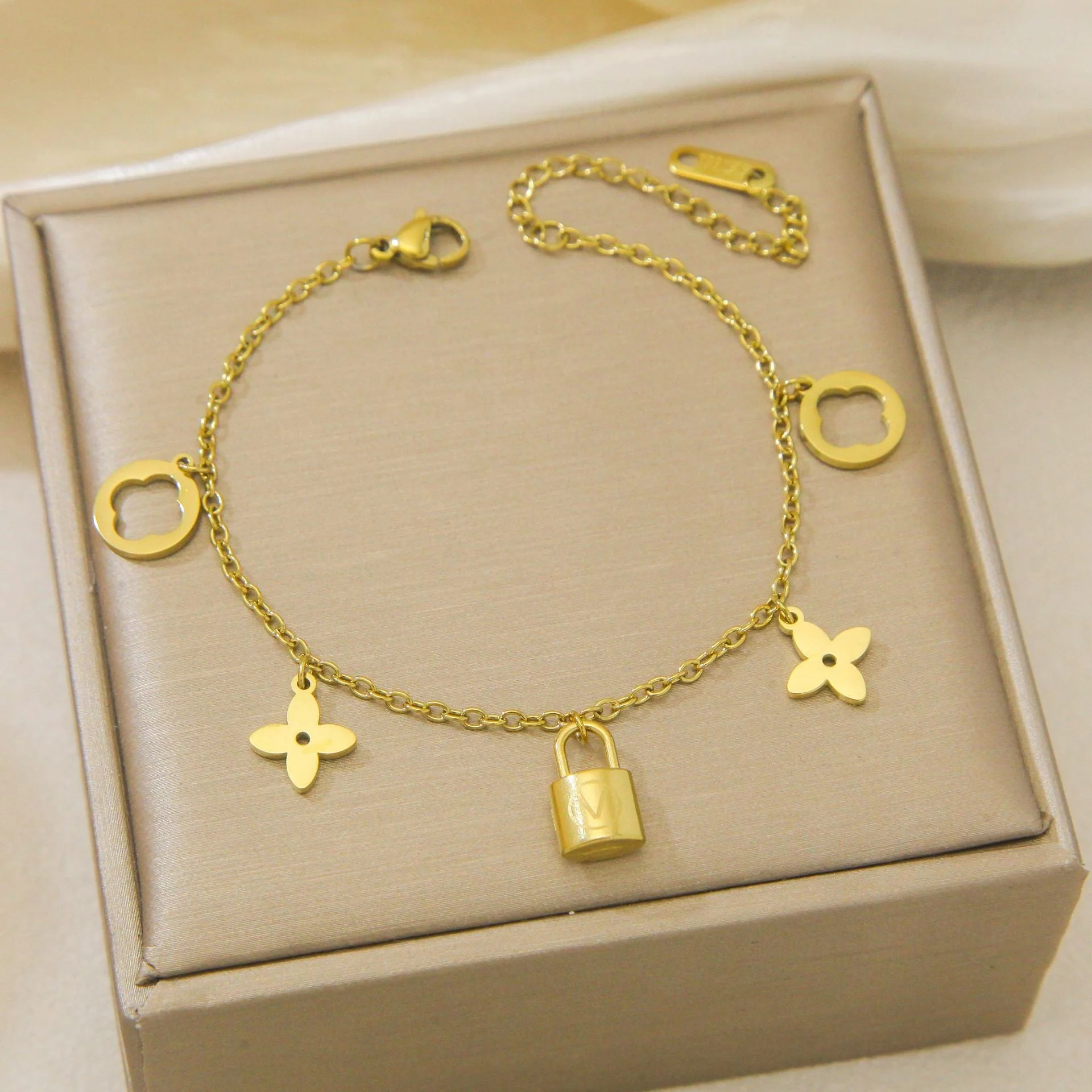 AURENA® V CHARM SET - Image 3