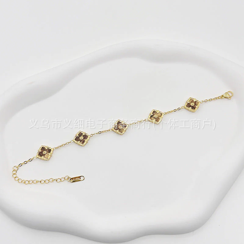 Chic Geometric Quatrefoil Statement Wristwear - Image 16