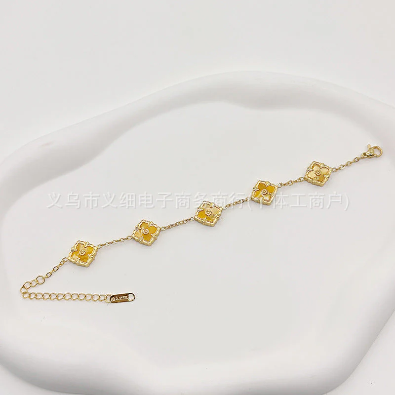 Chic Geometric Quatrefoil Statement Wristwear - Image 17