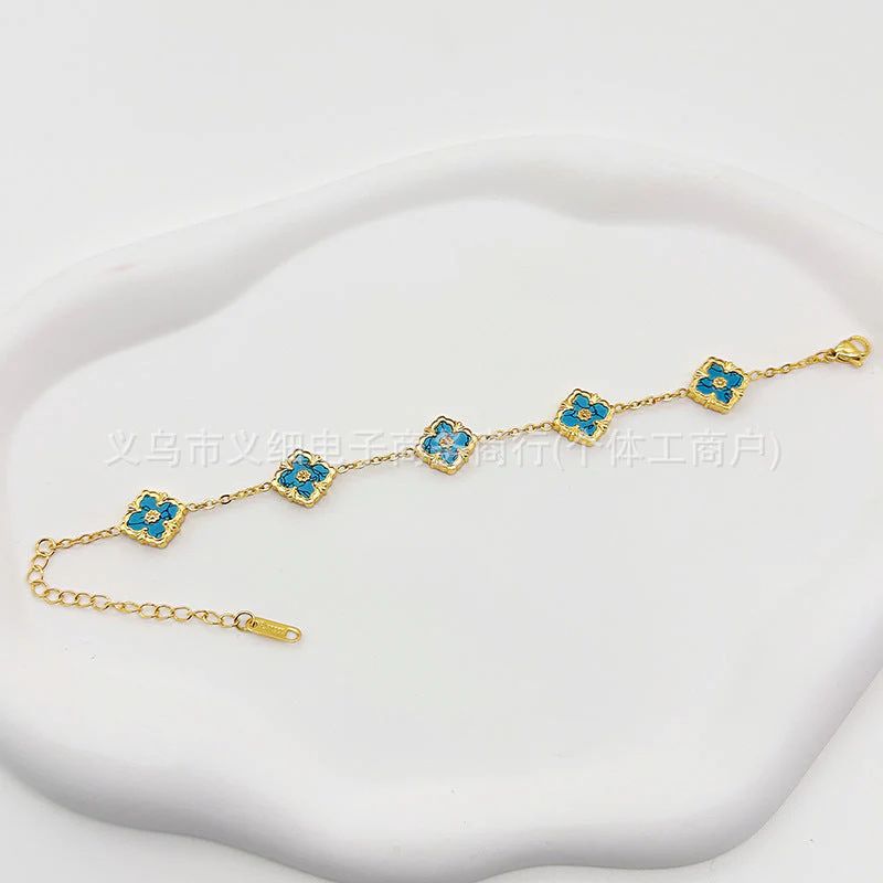 Chic Geometric Quatrefoil Statement Wristwear - Image 18