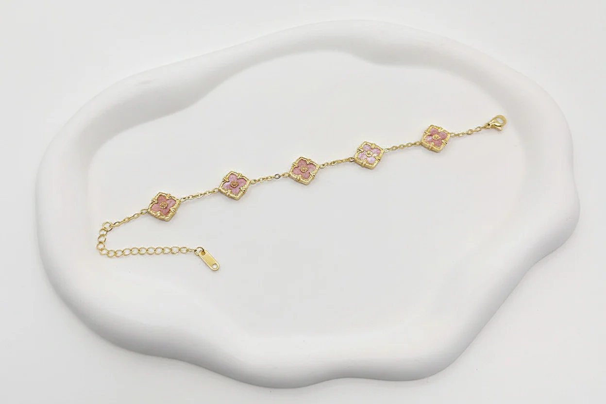 Chic Geometric Quatrefoil Statement Wristwear - Image 9