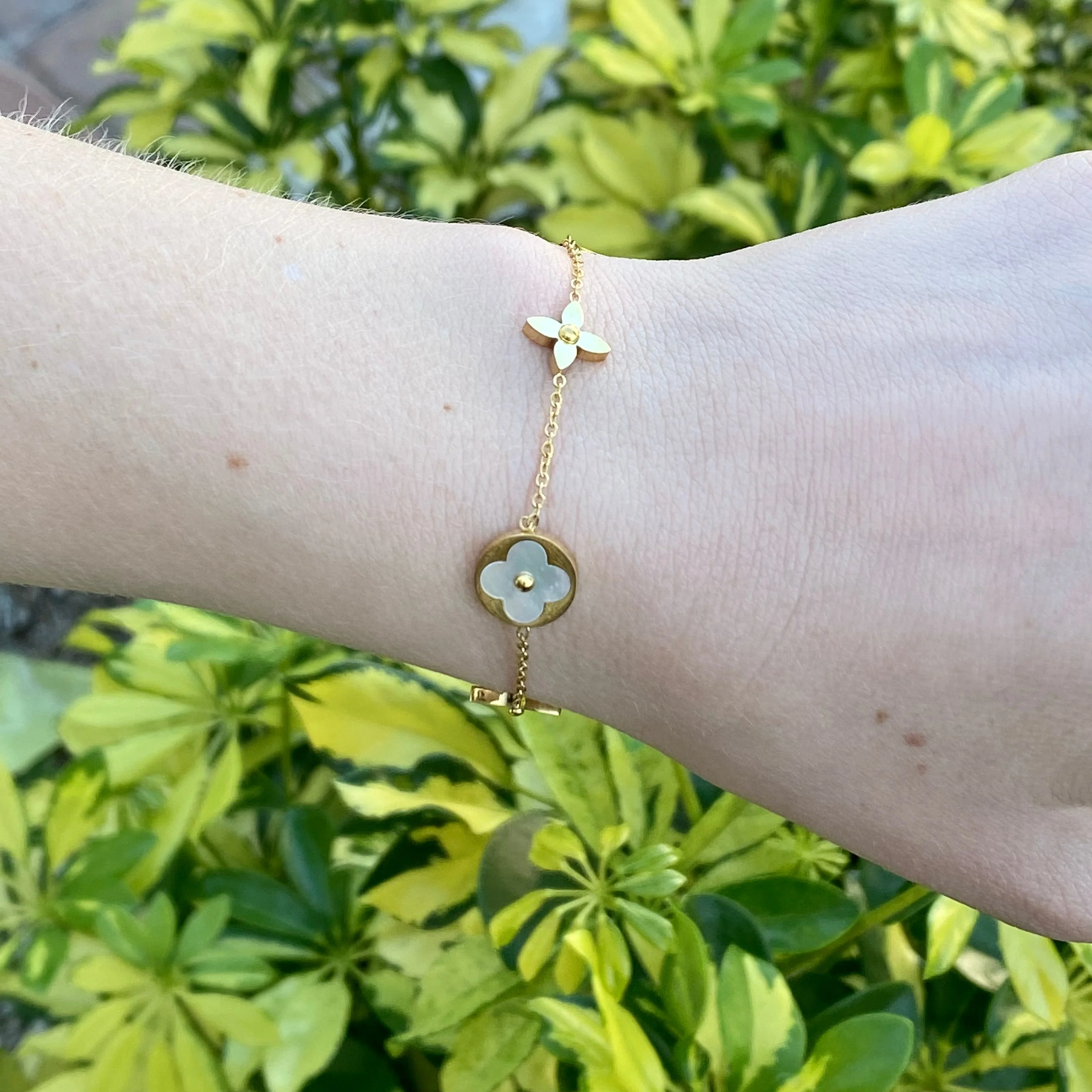 MOP FOUR LEAF CLOVER BRACELET - GOLD OR SILVER - Image 4