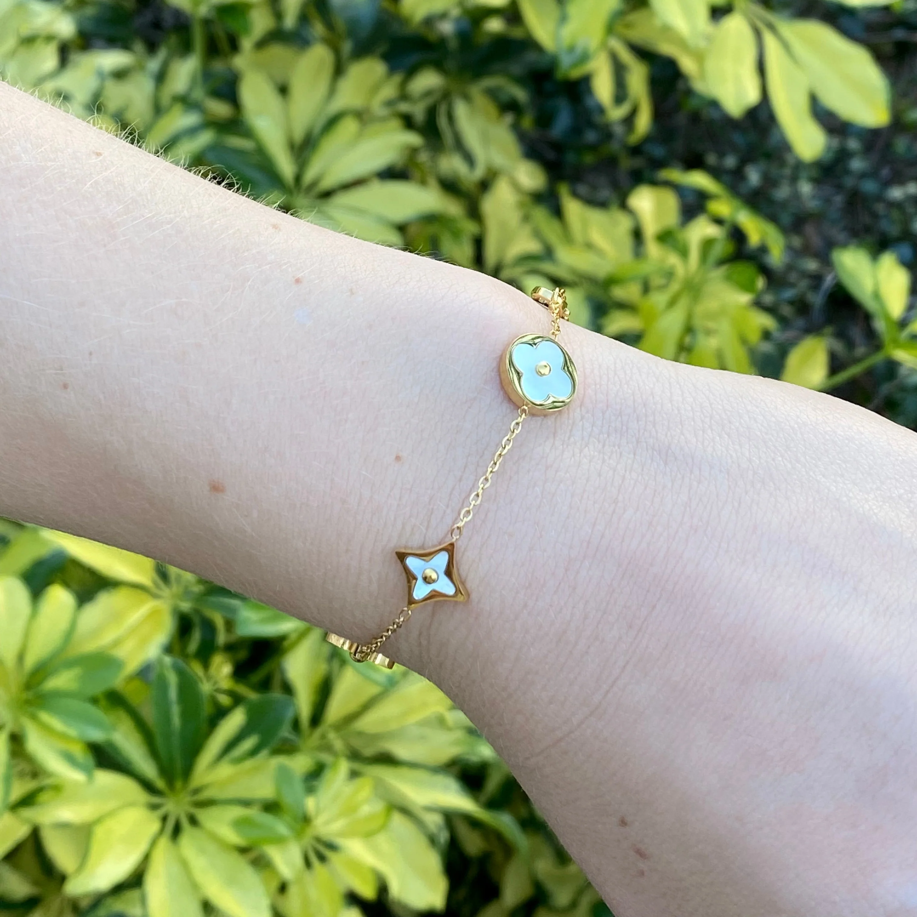 MOP FOUR LEAF CLOVER BRACELET - GOLD OR SILVER - Image 5
